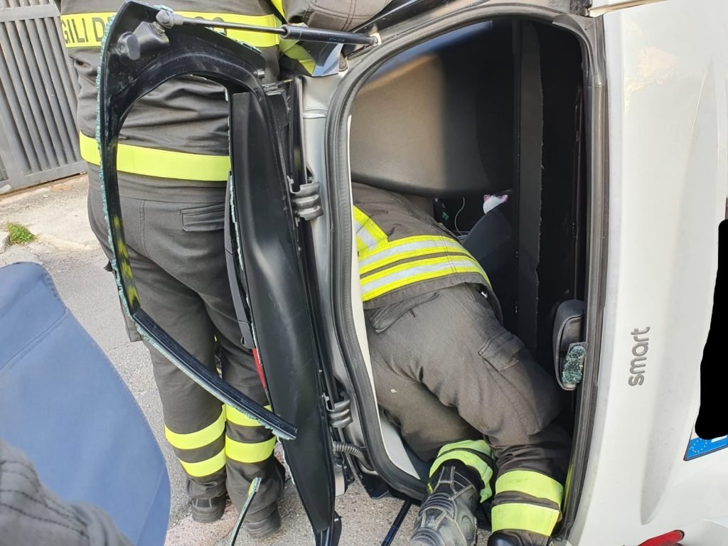 GAZZI - Smart si ribalta e colpisce due auto parcheggiate. Sarebbe fuggito conducente di altra vettura coinvolta 8 WhatsApp Image 2020 12 23 at 15.31.05 1