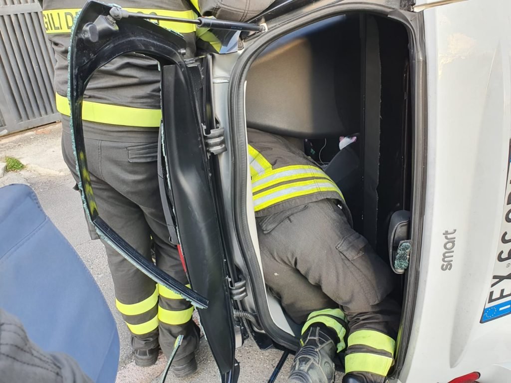 GAZZI - Smart si ribalta e colpisce due auto parcheggiate. Sarebbe fuggito conducente di altra vettura coinvolta 11 WhatsApp Image 2020 12 23 at 15.31.05