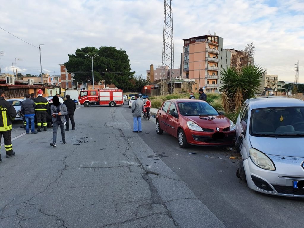 GAZZI - Smart si ribalta e colpisce due auto parcheggiate. Sarebbe fuggito conducente di altra vettura coinvolta 10 WhatsApp Image 2020 12 23 at 15.31.06