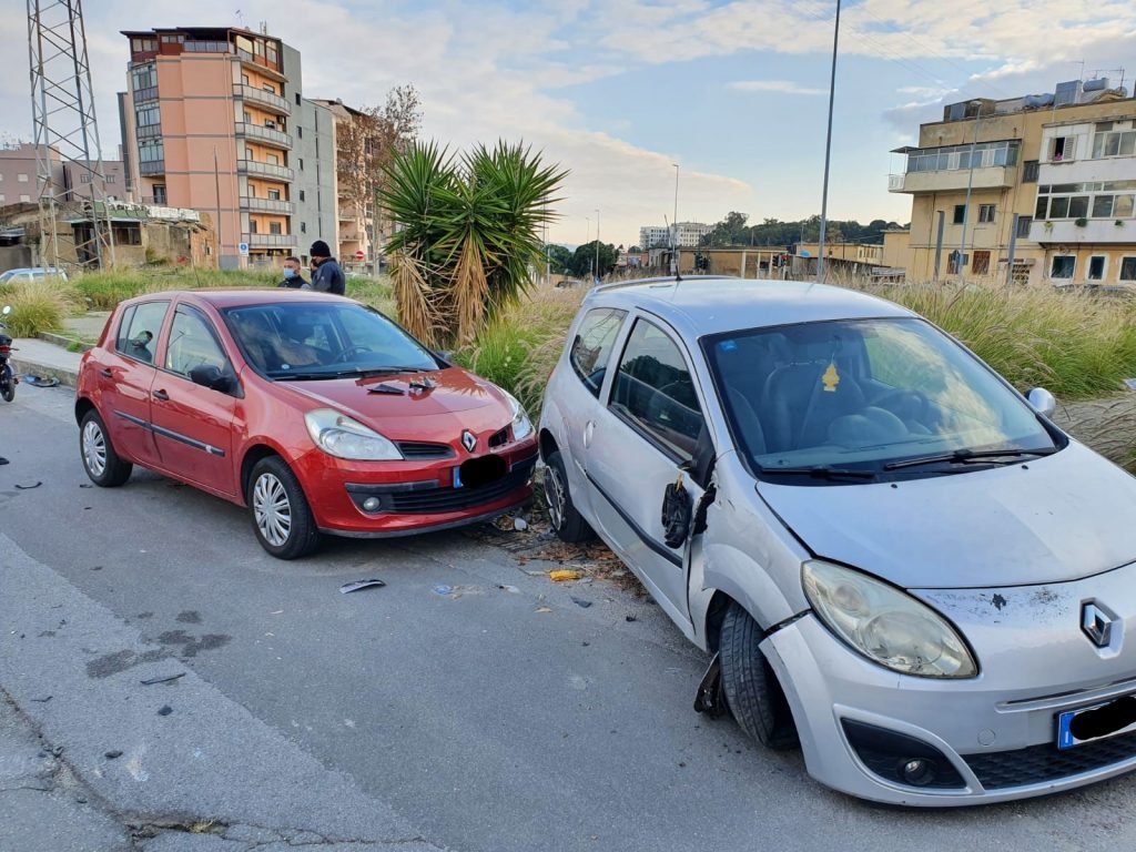 GAZZI - Smart si ribalta e colpisce due auto parcheggiate. Sarebbe fuggito conducente di altra vettura coinvolta 7 WhatsApp Image 2020 12 23 at 15.31.08