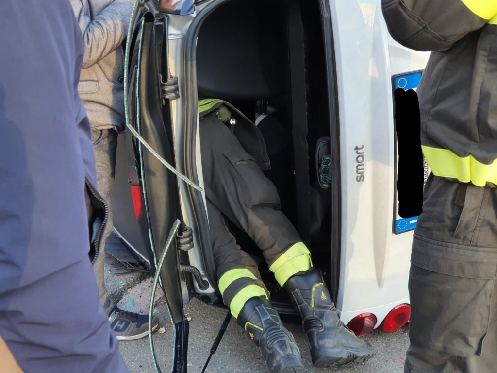 GAZZI - Smart si ribalta e colpisce due auto parcheggiate. Sarebbe fuggito conducente di altra vettura coinvolta 6 WhatsApp Image 2020 12 23 at 15.31.09