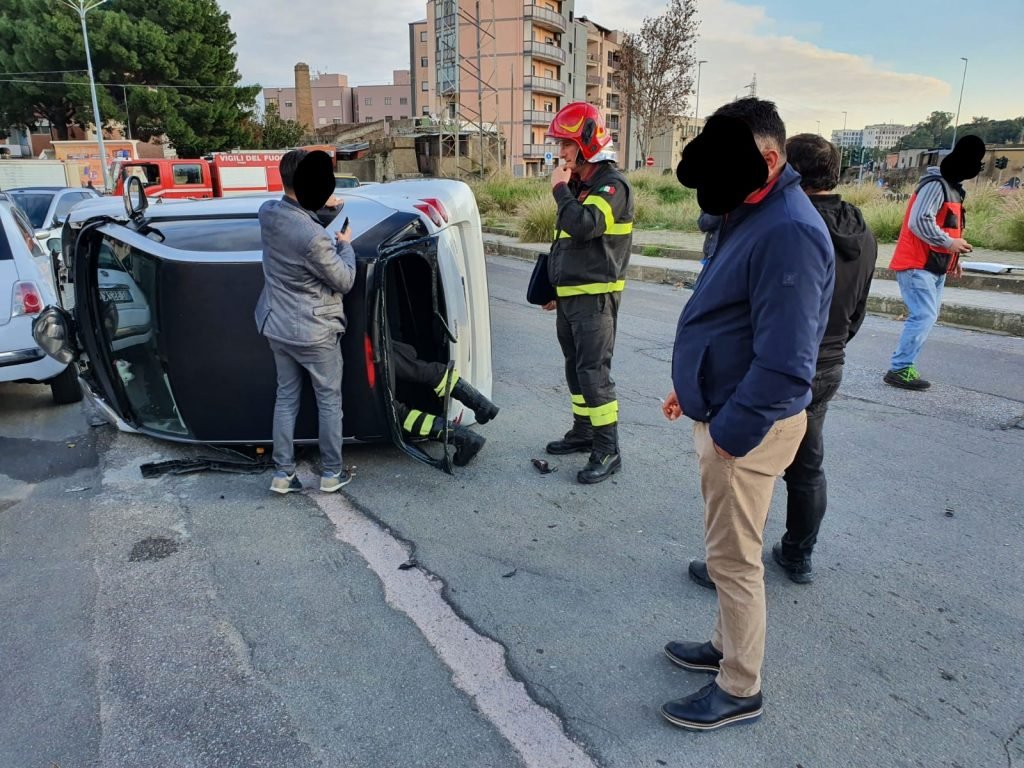 GAZZI - Smart si ribalta e colpisce due auto parcheggiate. Sarebbe fuggito conducente di altra vettura coinvolta 5 WhatsApp Image 2020 12 23 at 15.31.11