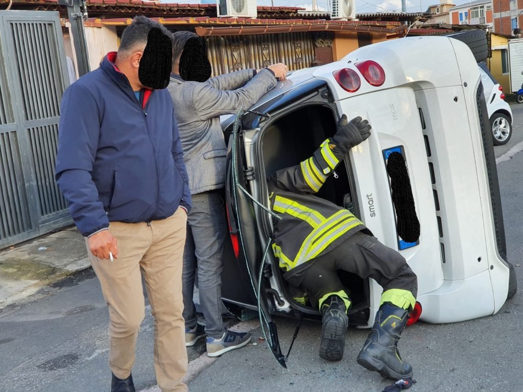GAZZI - Smart si ribalta e colpisce due auto parcheggiate. Sarebbe fuggito conducente di altra vettura coinvolta 4 WhatsApp Image 2020 12 23 at 15.31.12