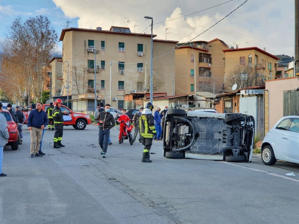 GAZZI - Smart si ribalta e colpisce due auto parcheggiate. Sarebbe fuggito conducente di altra vettura coinvolta 3 WhatsApp Image 2020 12 23 at 15.31.14