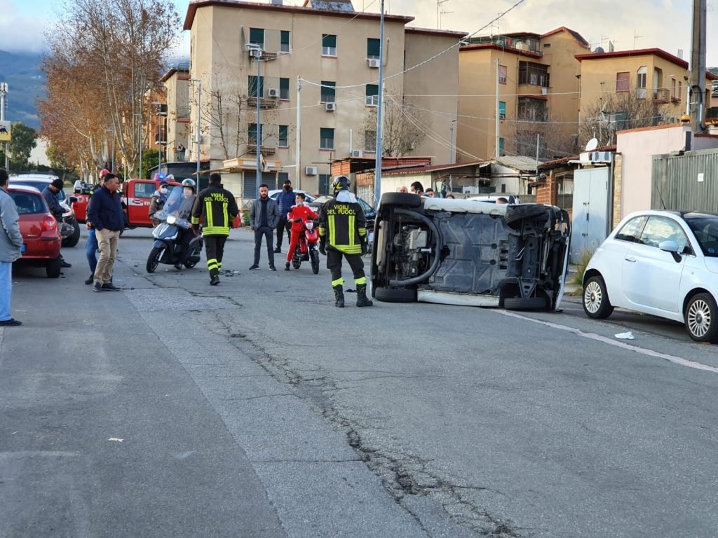 GAZZI - Smart si ribalta e colpisce due auto parcheggiate. Sarebbe fuggito conducente di altra vettura coinvolta 2 WhatsApp Image 2020 12 23 at 15.31.15