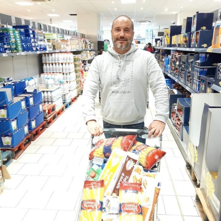 #isamupubbirazzu al fianco di Invisibili Onlus: “Puliamo la città e aiutiamo le famiglie bisognose”