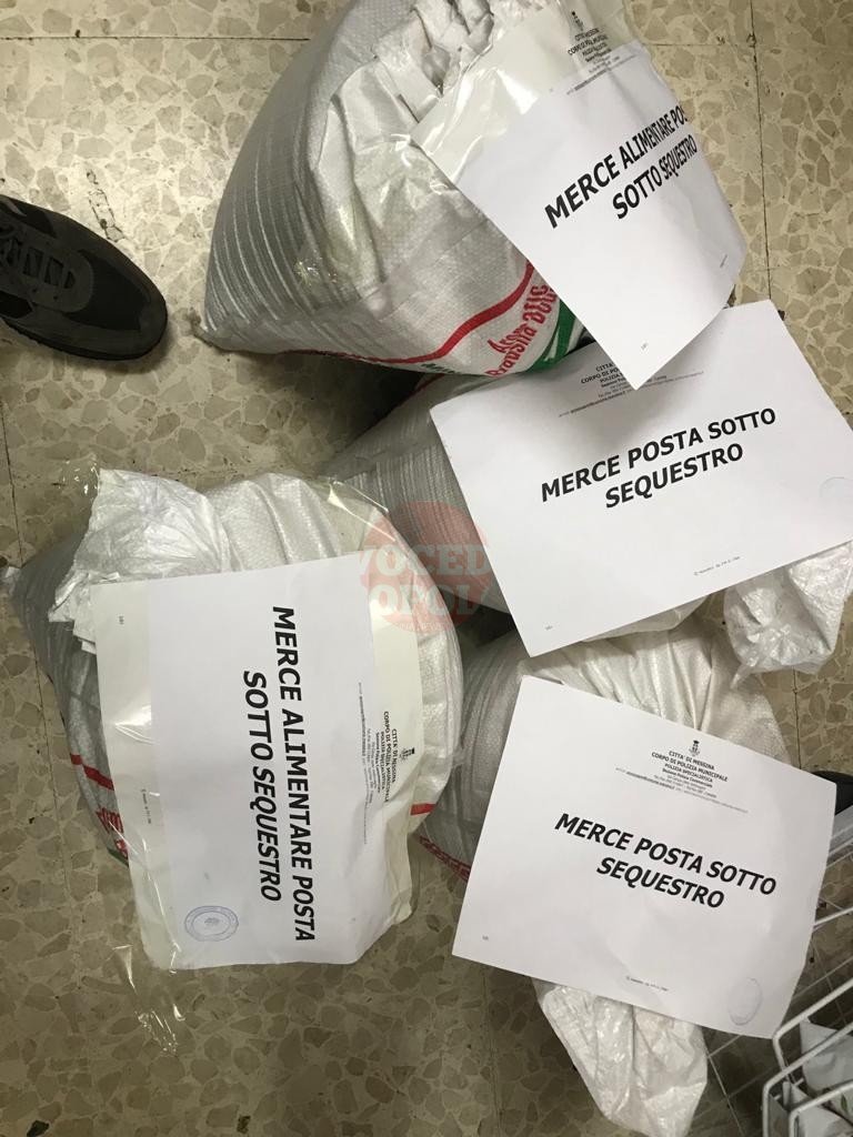 La Polizia Municipale deferisce titola negozio e sequestra alimenti invasi da parassiti 5 10 2