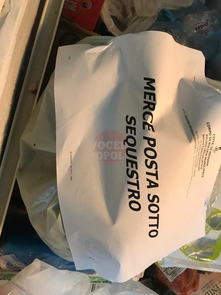 La Polizia Municipale deferisce titola negozio e sequestra alimenti invasi da parassiti 4 11 2