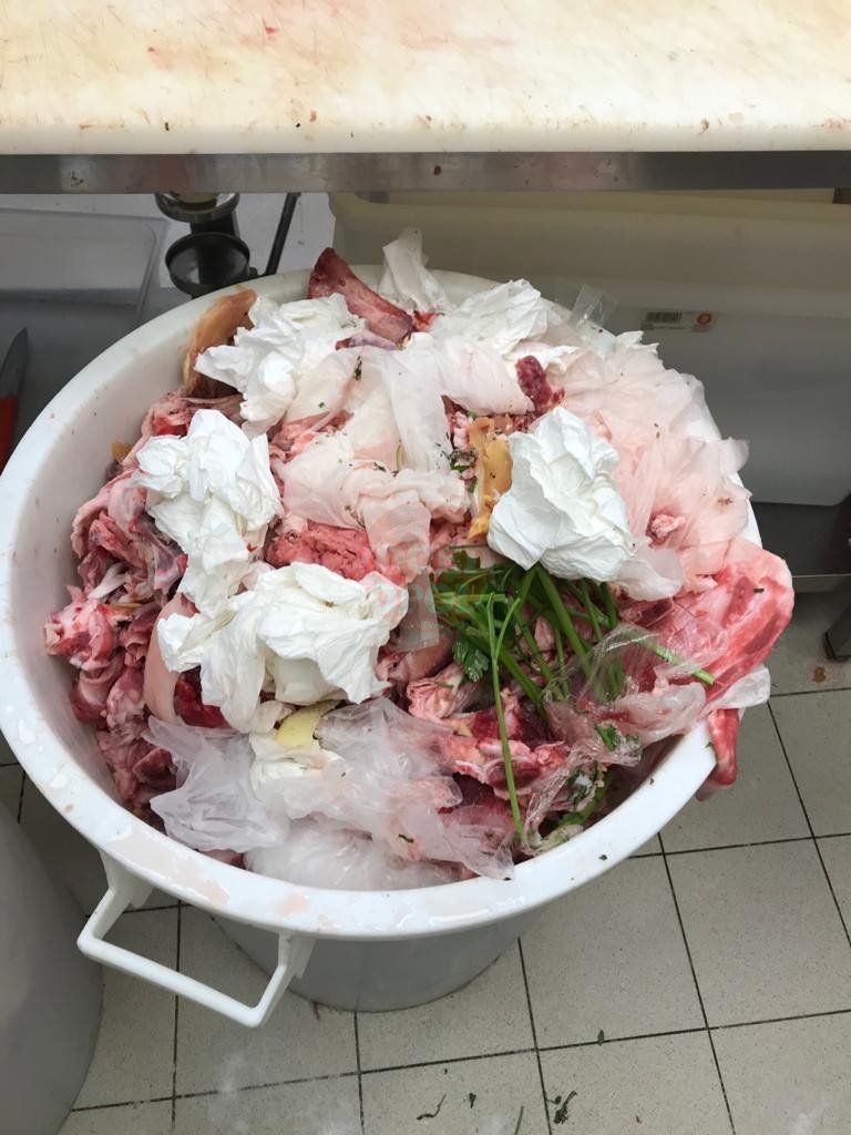 La Polizia Municipale deferisce titola negozio e sequestra alimenti invasi da parassiti 12 2 9