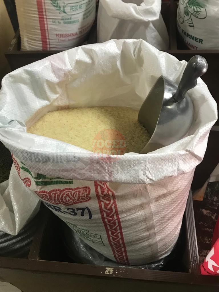 La Polizia Municipale deferisce titola negozio e sequestra alimenti invasi da parassiti 6 8 4