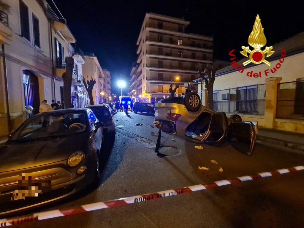 Incidente stradale multiplo in centro a Barcellona P.G. con due feriti 4 1613940959463