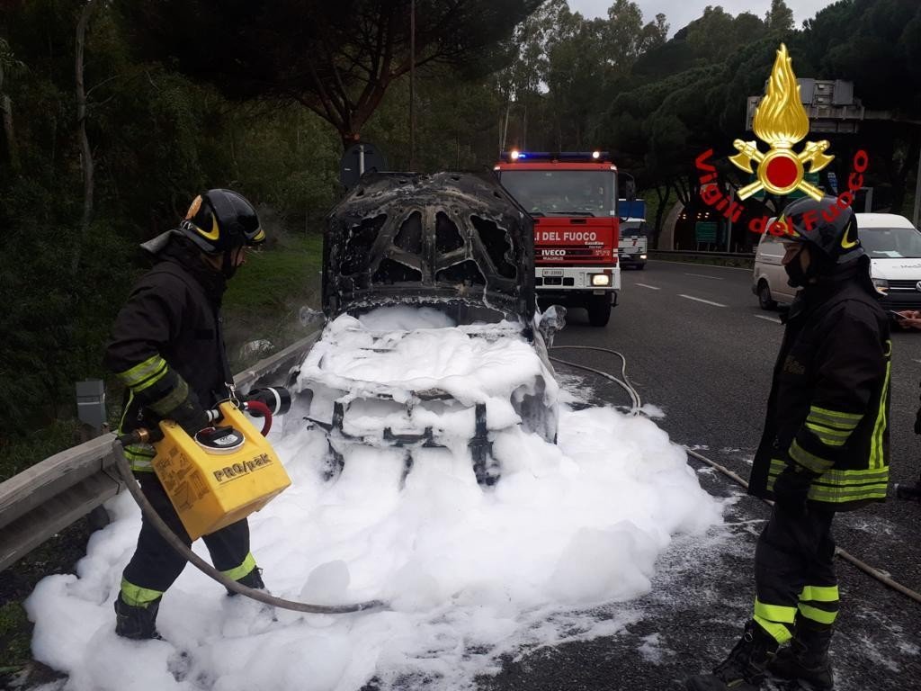 VIDEO - Auto in fiamme sulla A18. Intervento dei vigili del fuoco 1 5F83FC43 CA8B 470B 911A 8DA24AC96939