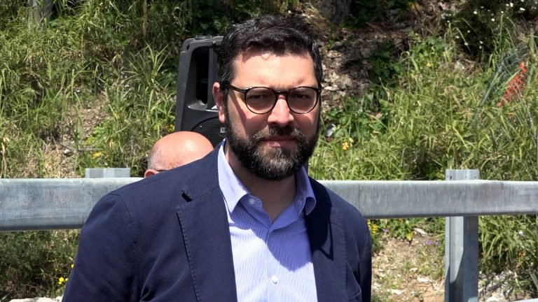 Ex Ferrotel ed ex Servirail fermi al palo. De Luca (M5S): «Intollerabile l’inerzia di Regione e Cas»