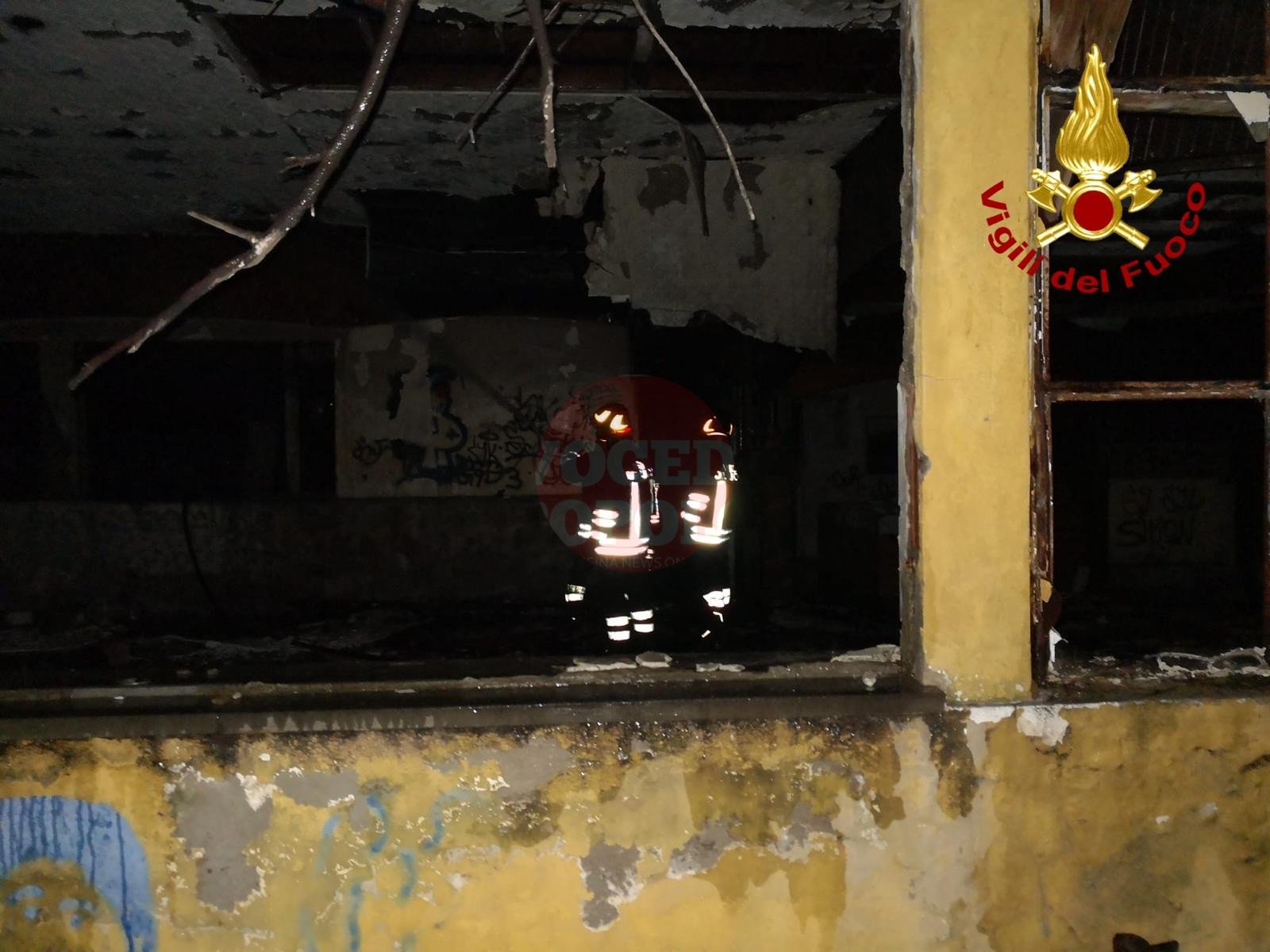 Milazzo: fiamme in ex stabilimento balneare. 1 0F786E2A 9D84 4E4E ABDA 01C53853340D