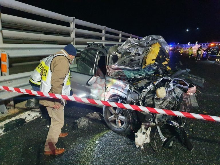 A20 Tarantonio- Si ferma per dare aiuto ma viene travolto da un'altra auto. Morto militare milazzese