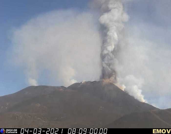 ETNA: continua l'irrequietezza con lava e cenere 1 etrna