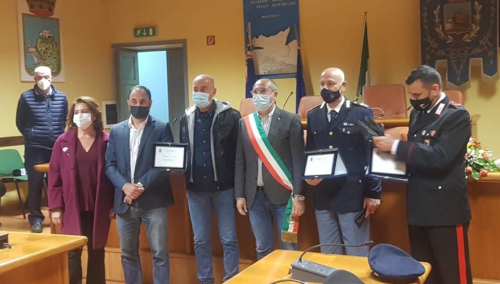 Viviana e Gioele - L'ex Carabiniere che trovò la salma di Gioele riceve targa di ringraziamento dal Sindaco di Capo d'Orlando 5 lo bello capo dorlando4