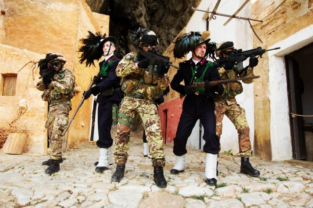 1. Bersaglieri di ieri e bersaglieri di oggi uniformi tra passato e presente