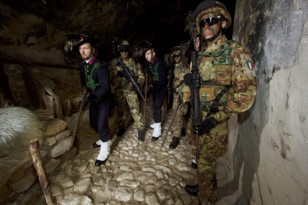 2. Bersaglieri di ieri e bersaglieri di oggi uniformi tra passato e presente