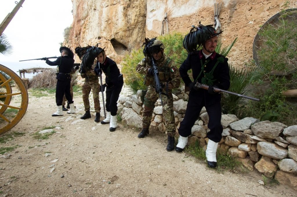 3. Bersaglieri di ieri e bersaglieri di oggi uniformi tra passato e presente