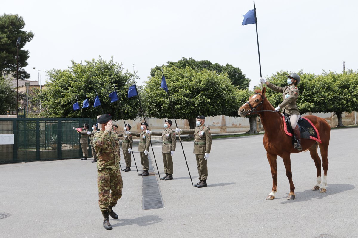 Picchetto donore alla caserma Cascino di Palermo