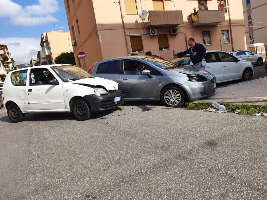 Messina - Incidente in via Liguria. Due feriti lievi 2 WhatsApp Image 2021 04 13 at 09.34.52