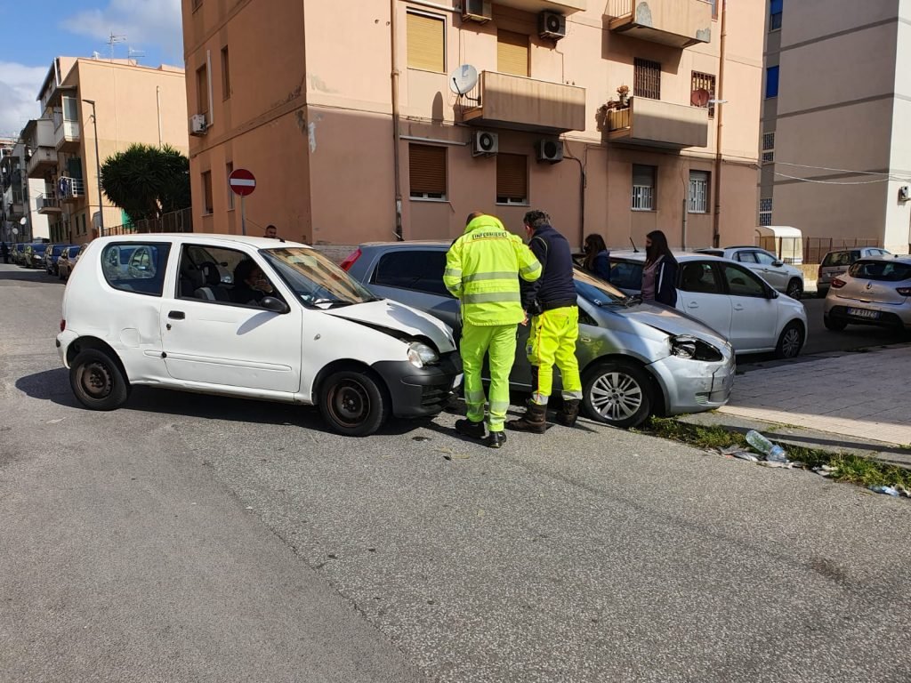 Messina - Incidente in via Liguria. Due feriti lievi 3 WhatsApp Image 2021 04 13 at 09.40.29