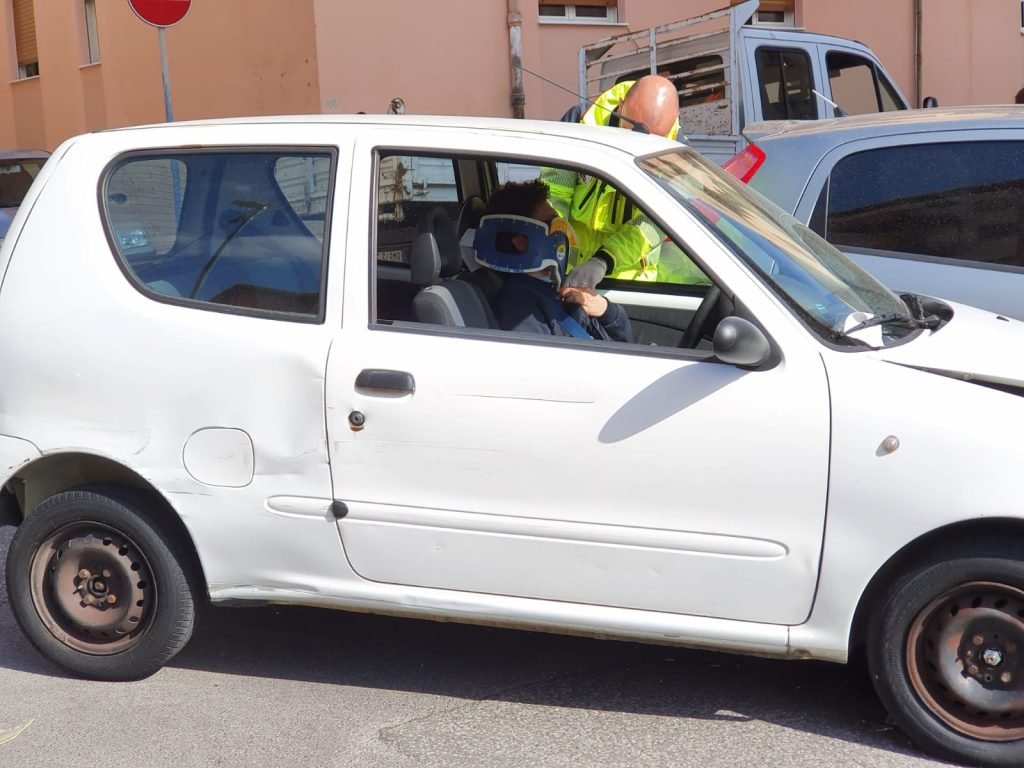Messina - Incidente in via Liguria. Due feriti lievi 4 WhatsApp Image 2021 04 13 at 09.41.52