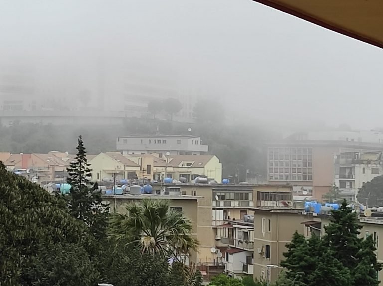 Messina avvolta da un'inusuale "Lupa", la nebbia che avvolge tutto