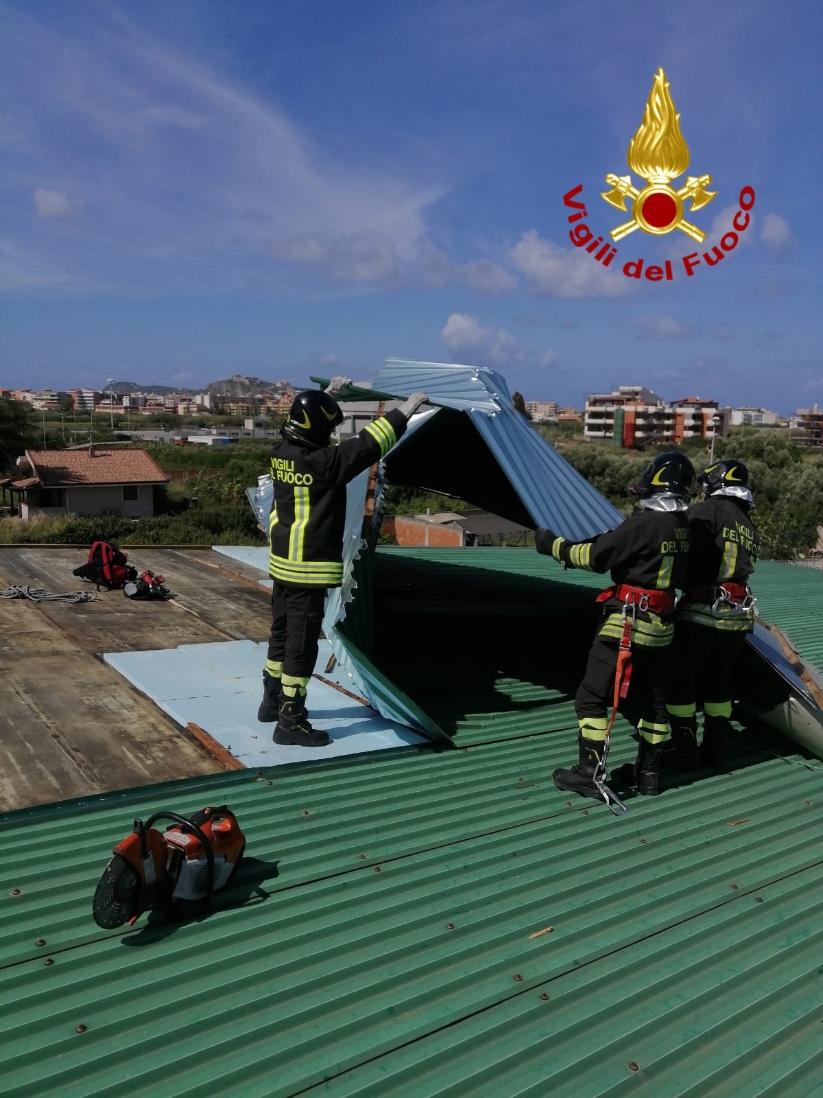 Milazzo - Il forte vento scoperchia gran parte del tetto della piscina comunale 2 0B8F3B75 710B 4EF3 82A2 D2F87E5CE391