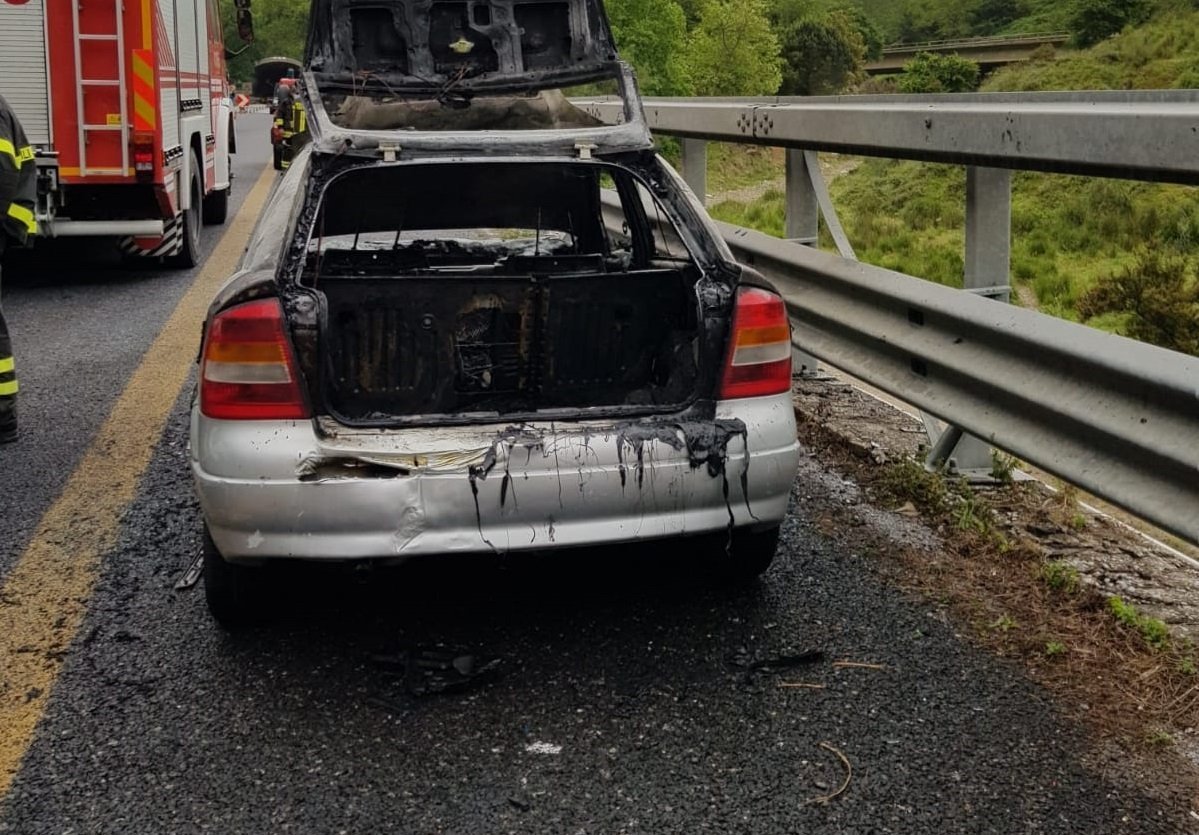 A20: auto in fiamme, intervenuti i vigili del fuoco 1 183AB600 1E66 409E 9F90 E8D6AF6D70AE 1