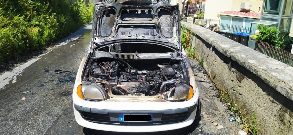 Auto si incendia in via del Santo. Traffico in tilt 4 WhatsApp Image 2021 05 10 at 14.28.35