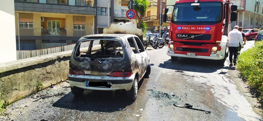 Auto si incendia in via del Santo. Traffico in tilt 2 WhatsApp Image 2021 05 10 at 14.28.36