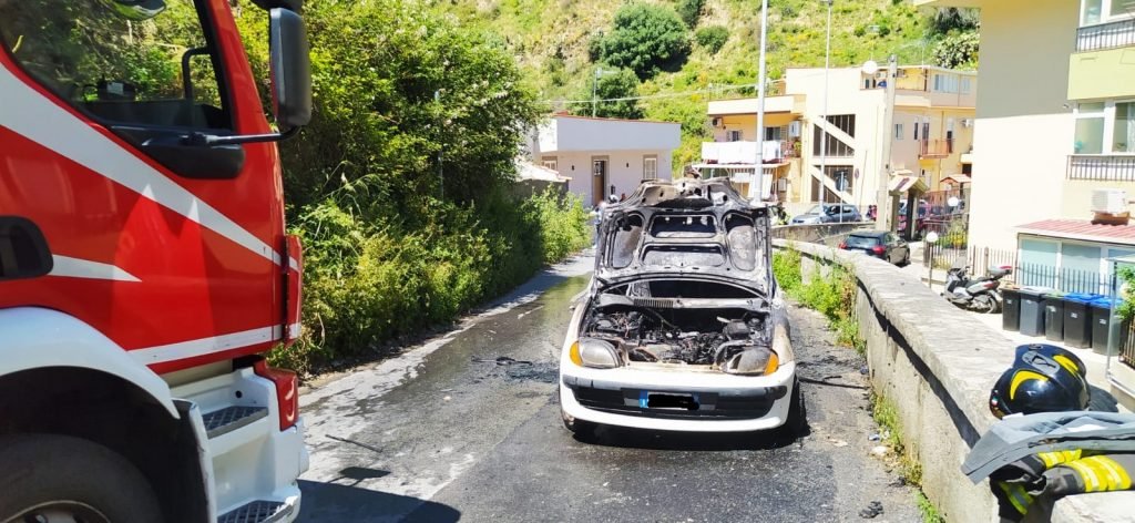 Auto si incendia in via del Santo. Traffico in tilt 3 WhatsApp Image 2021 05 10 at 14.28.37