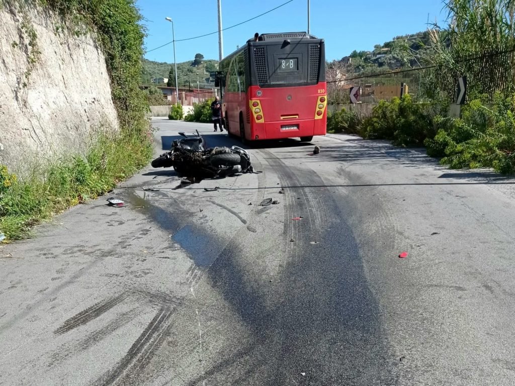 Scontro scooter con bus a San FIlippo (Me): in prognosi riservata il centauro 3 WhatsApp Image 2021 05 11 at 20.41.00