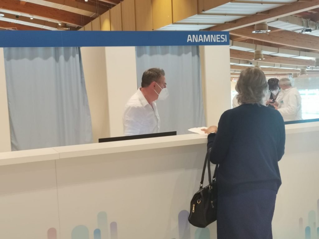 Milazzo (Me) - Inaugurazione del punto vaccinale all'interno del centro commerciale Parco Corolla 11 WhatsApp Image 2021 05 17 at 10.35.34