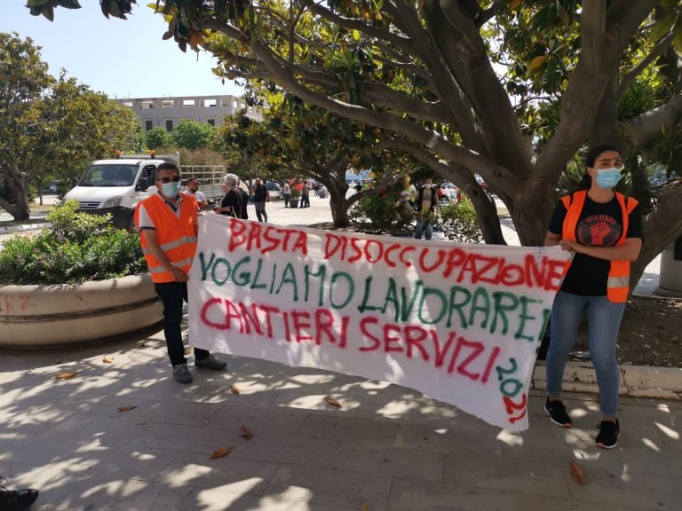 Lavoratori cantieri servizi. Chiedono continuità lavorativa e pagamento ultimo stipendio