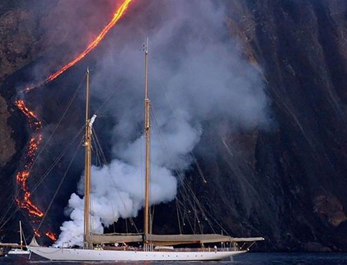 EOLIE - Lo Stromboli da spettacolo ai primi turisti della stagione estiva 2021 1 stromboli sciara2