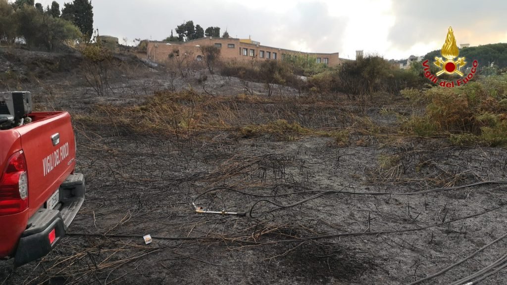 Messina - Attività intensa dei Vigili del Fuoco per i molti incendi boschivi odierni 4 141010A8 E269 4229 968B 55BEED145AB1