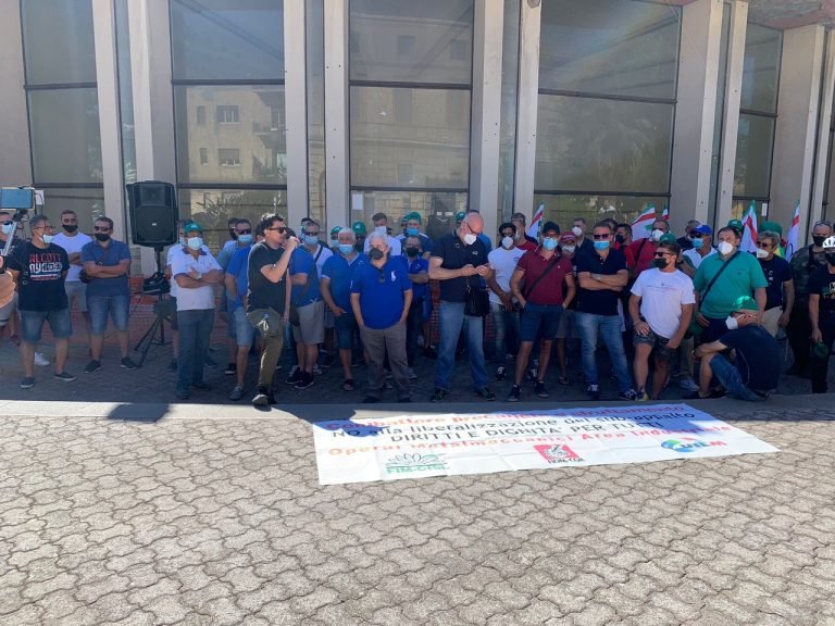 Milazzo, in piazza i lavoratori dell’indotto della Raffineria e della Centrale Elettrica