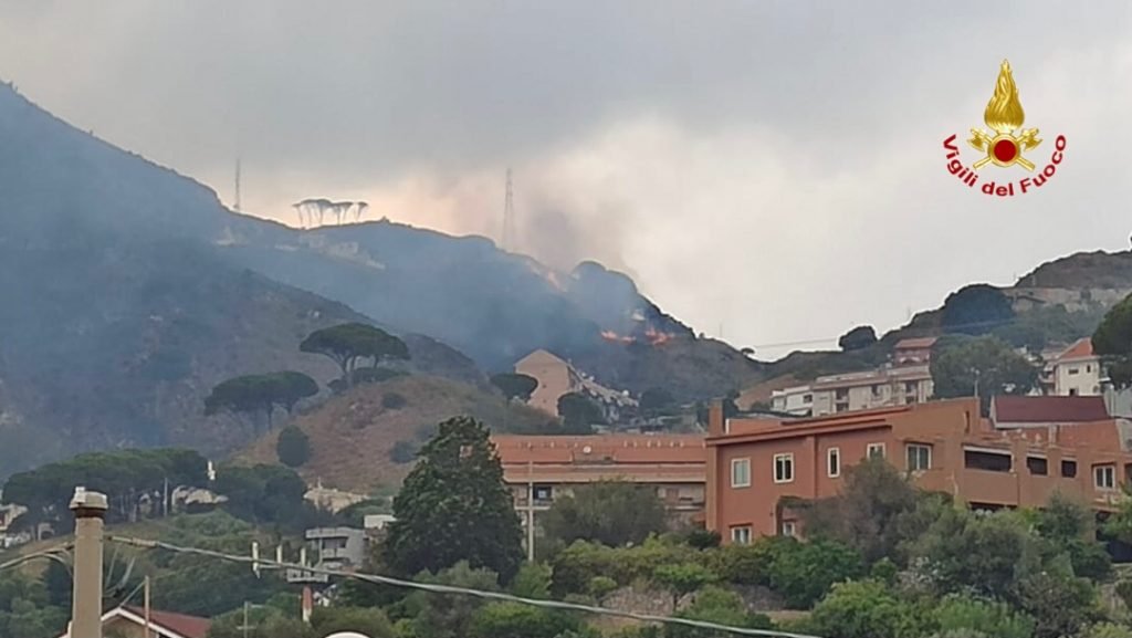 Messina - Attività intensa dei Vigili del Fuoco per i molti incendi boschivi odierni 7 8F90C854 5196 4983 BE0F 9C78BF043005