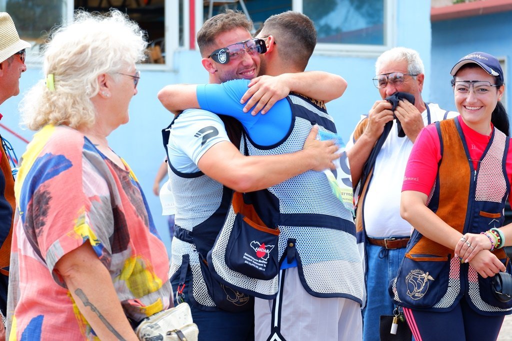 Labbraccio tra Vincenzo Triscari e Mino Passalacqua dopo la vittoria dello Scudetto a squadre