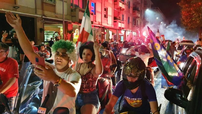 Messina festeggia l'Italia campione d'Europa dopo 53 anni.