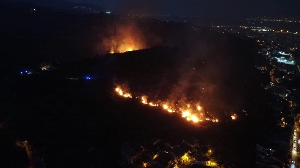 FOTO - MESSINA BRUCIA: si intensificano gli incendi a ridosso delle abitazioni in zona SUD 2 WhatsApp Image 2021 07 30 at 20.55.00