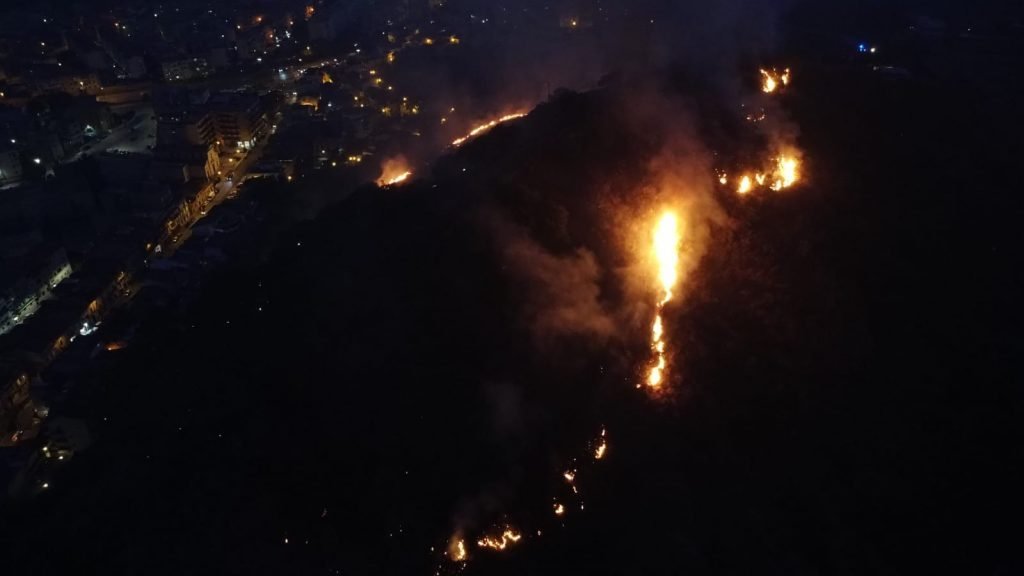 FOTO - MESSINA BRUCIA: si intensificano gli incendi a ridosso delle abitazioni in zona SUD 9 WhatsApp Image 2021 07 30 at 20.55.04