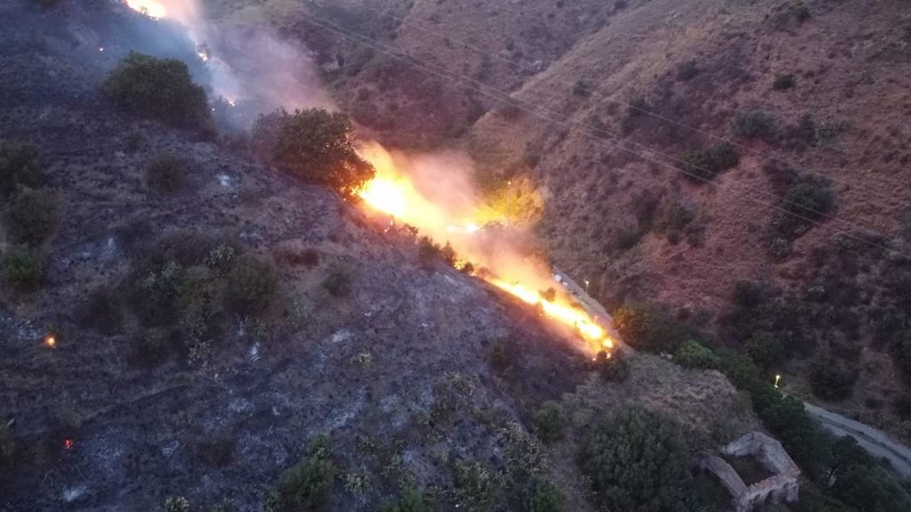 FOTO - MESSINA BRUCIA: si intensificano gli incendi a ridosso delle abitazioni in zona SUD 7 WhatsApp Image 2021 07 30 at 20.55.07