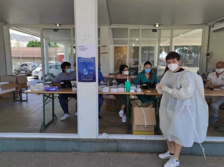 Tampone gratuito per i lavoratori? Sì, ma intanto "quanto mi costa". E nelle farmacie impennata di richieste.