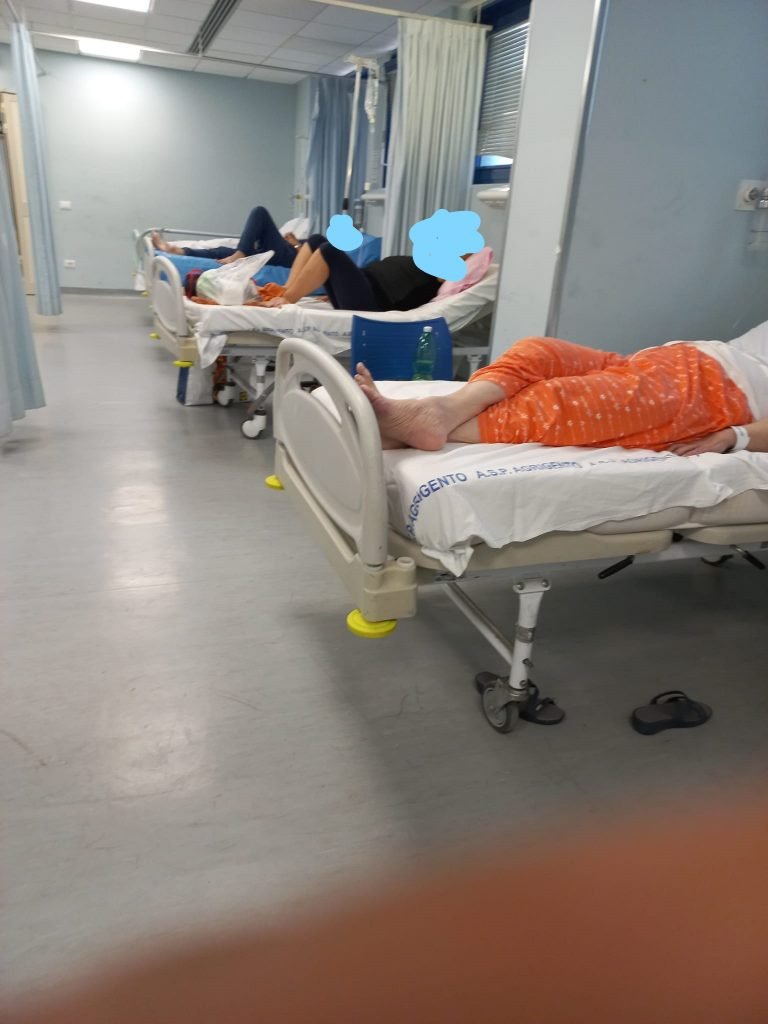 Agrigento, Pullara (ARS) fotografa lo scenario del pronto soccorso: Mancano personale e attrezzature, pazienti su una sedia per oltre 30 ore. 2 Inkedpo ag 5 LI