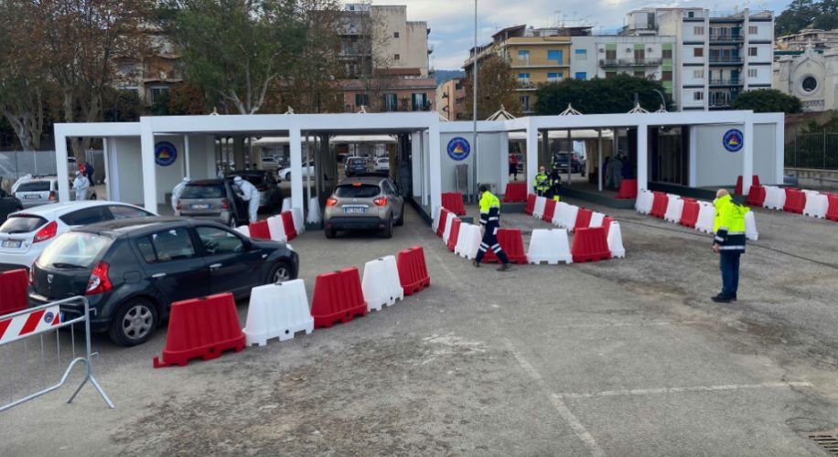 Nuove regole per i tamponi: rapidi gratuiti solo per chi ha greenpass e viaggiatori, per i non vaccinati scatta il pagamento 1 tamponi turisti ex gasometro