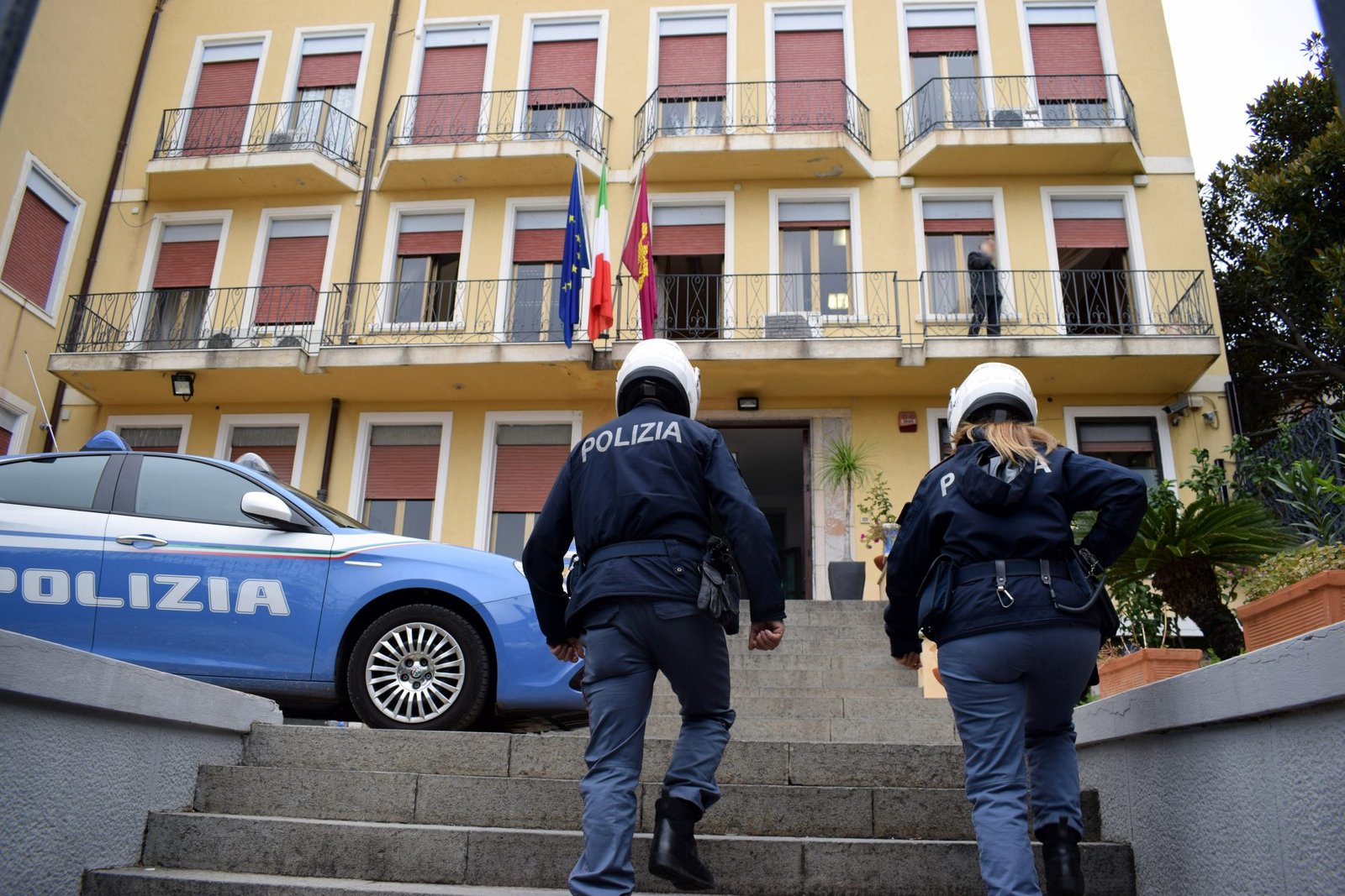 TAORMINA. RUBA IN CASA DELLA EX MOGLIE. LA POLIZIA DI STATO ARRESTA 34ENNE IN FLAGRANZA DI REATO 1 9 giugno 2021 taormina polizia
